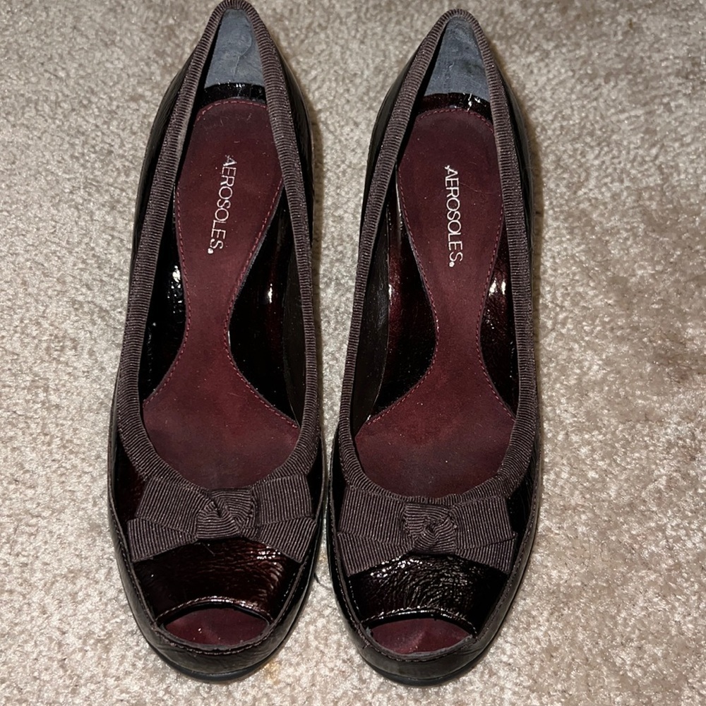 Aerosoles brown patent leather peep toe pumps. With tasteful bow.EUC. Size 6.